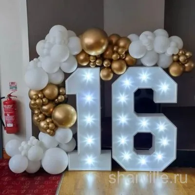Светящиеся цифры 16 высотой 140 см и бело-золотая гирлянда 3 м для фотозоны
