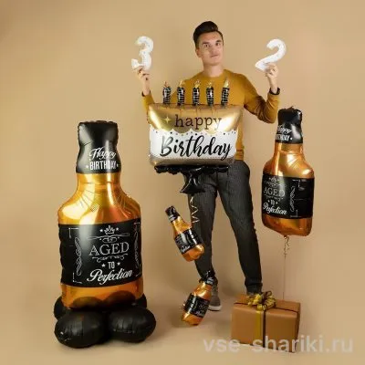 Набор с бутылками виски и тортом со свечами для мужчины